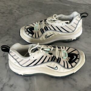Nike Air women’s 8 off white